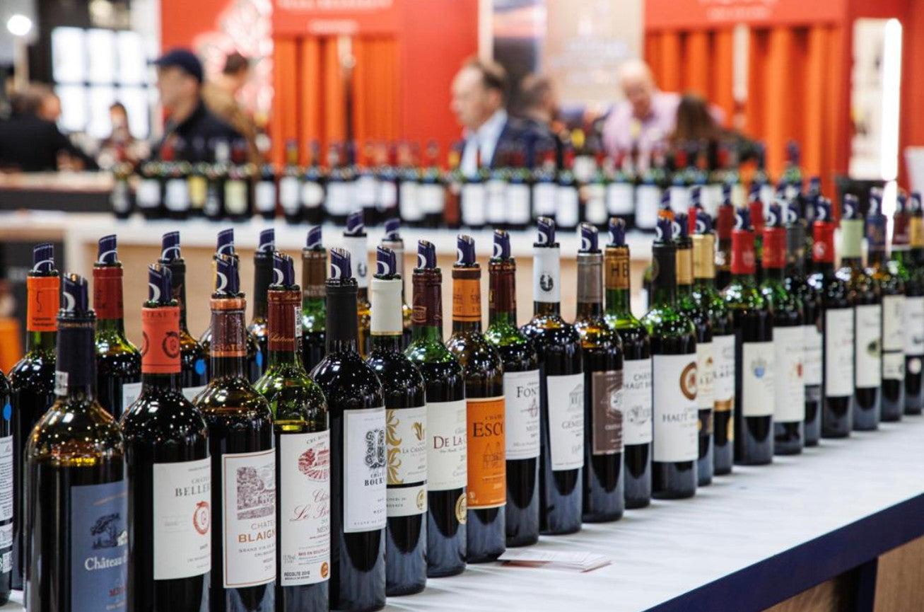ProWein 2026 행사장에 진열된 다양한 와인병