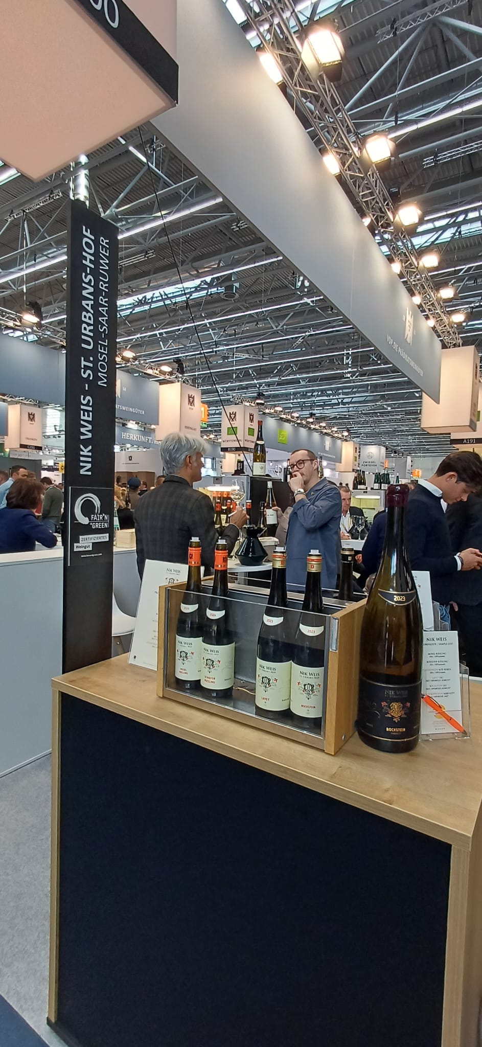 Nik Weis St Urbans Hof 와인 전시와 ProWein 부스
